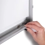 Wymiana plakatu A1 w gablocie Premium Slim