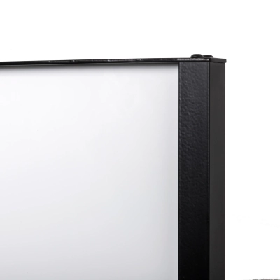 Boczny profil czarnego totemu Panel Plus Boczny profil czarnego totemu Panel Plus