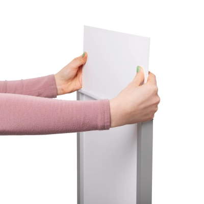 Wsuwanie panelu od góry do srebrnej ramy Panel Plus Wsuwanie panelu od góry do srebrnej ramy Panel Plus