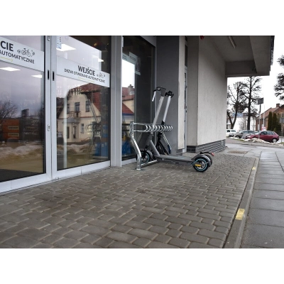 Hulajnogi elektryczne ustawione w stojaku Loop 5 Plus