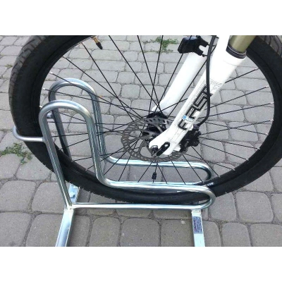 Sposób przypięcia roweru za ramę w stojaku serii L