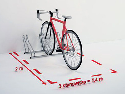 Trzy rowery ustawione prostopadle w stojaku Multibike 3