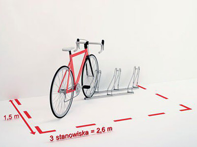 Trzy rowery ustawione pod kątem 45 stopni w stojaku Multibike 3