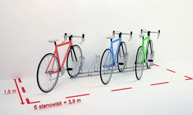 Sześć stanowisk stojaka Multibike 6 ustawionych prostopadle - wymagane miejsce 3,9 × 1,5 m