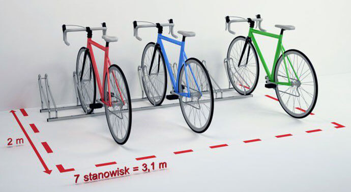 Siedem stanowisk stojaka Multibike 7 ustawionych pod kątem 45 stopni - wymagane miejsce 3,1 × 2 m