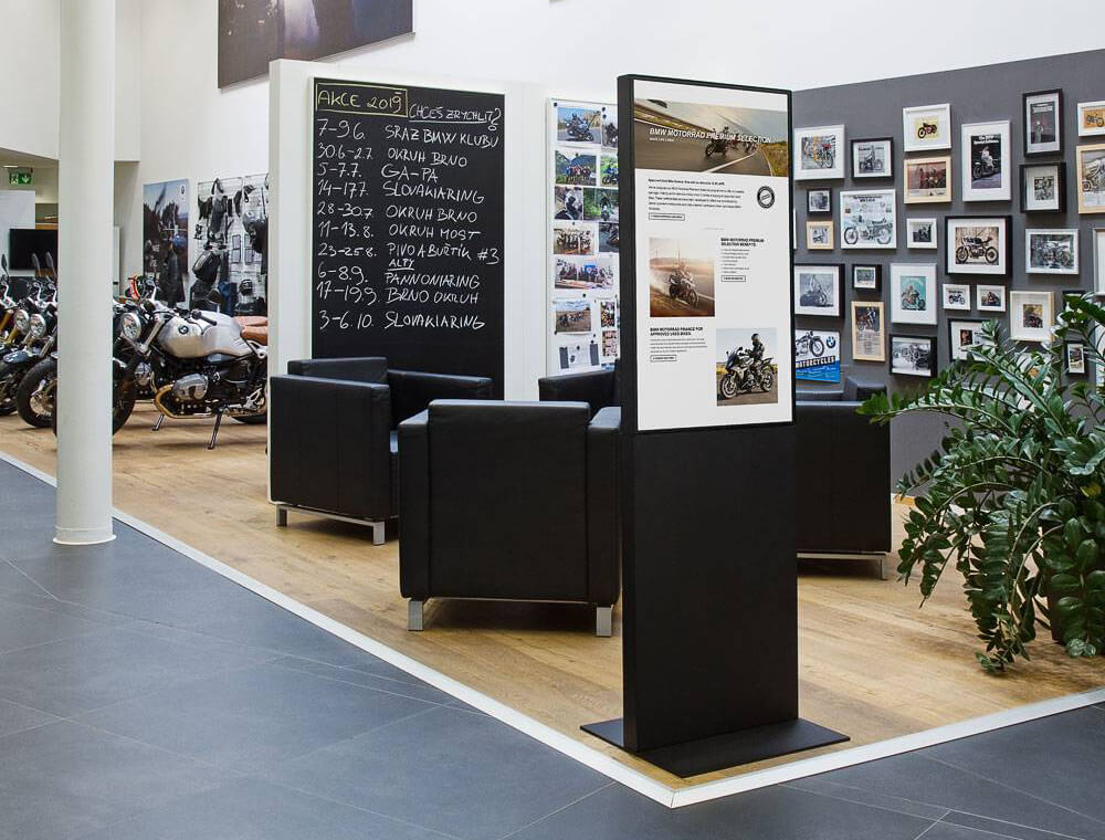 Totem multimedialny Smart Line w salonie motocyklowym