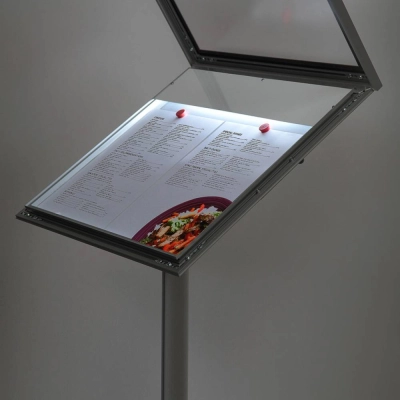Podświetlona powierzchnia menu w stojaku zewnętrznym Podświetlona powierzchnia menu w stojaku zewnętrznym